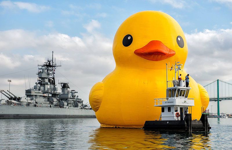 Una curiosa tienda que solo vende patitos de goma en la Plaza Mayor